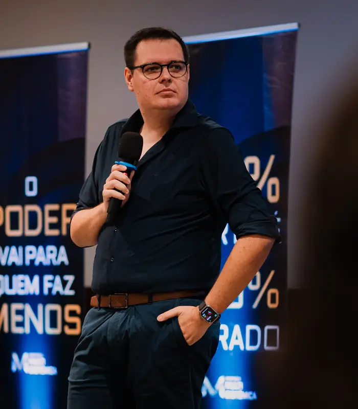 Marcos Duda explicando, com microfone na mão